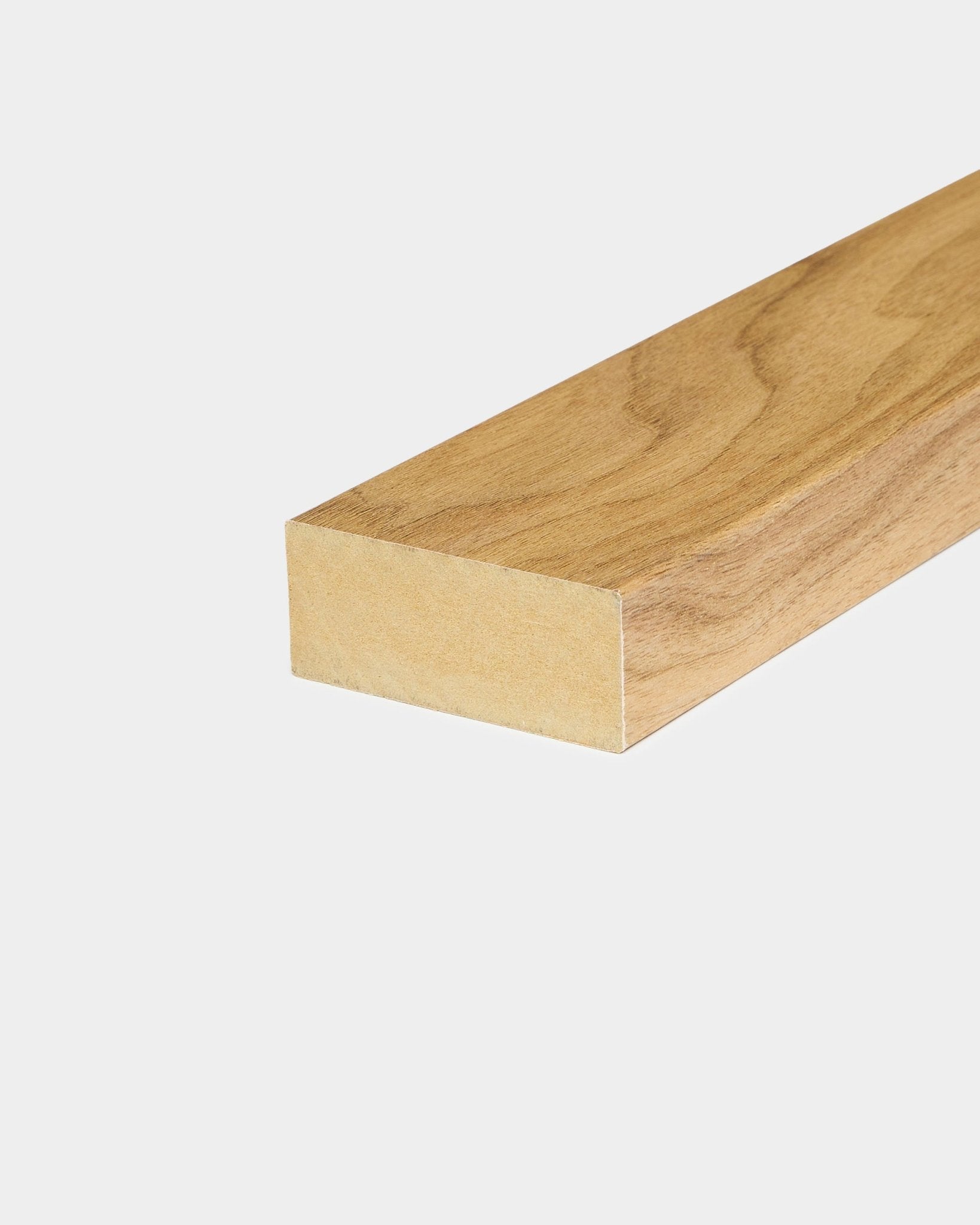 Końcowa lamela z kolekcji WoodUpp CREATE w dekorze English Oak (6,7 cm), akcesorium do ram MDF lub ścian Panel akustyczny, pokazana na jednolitym białym tle.